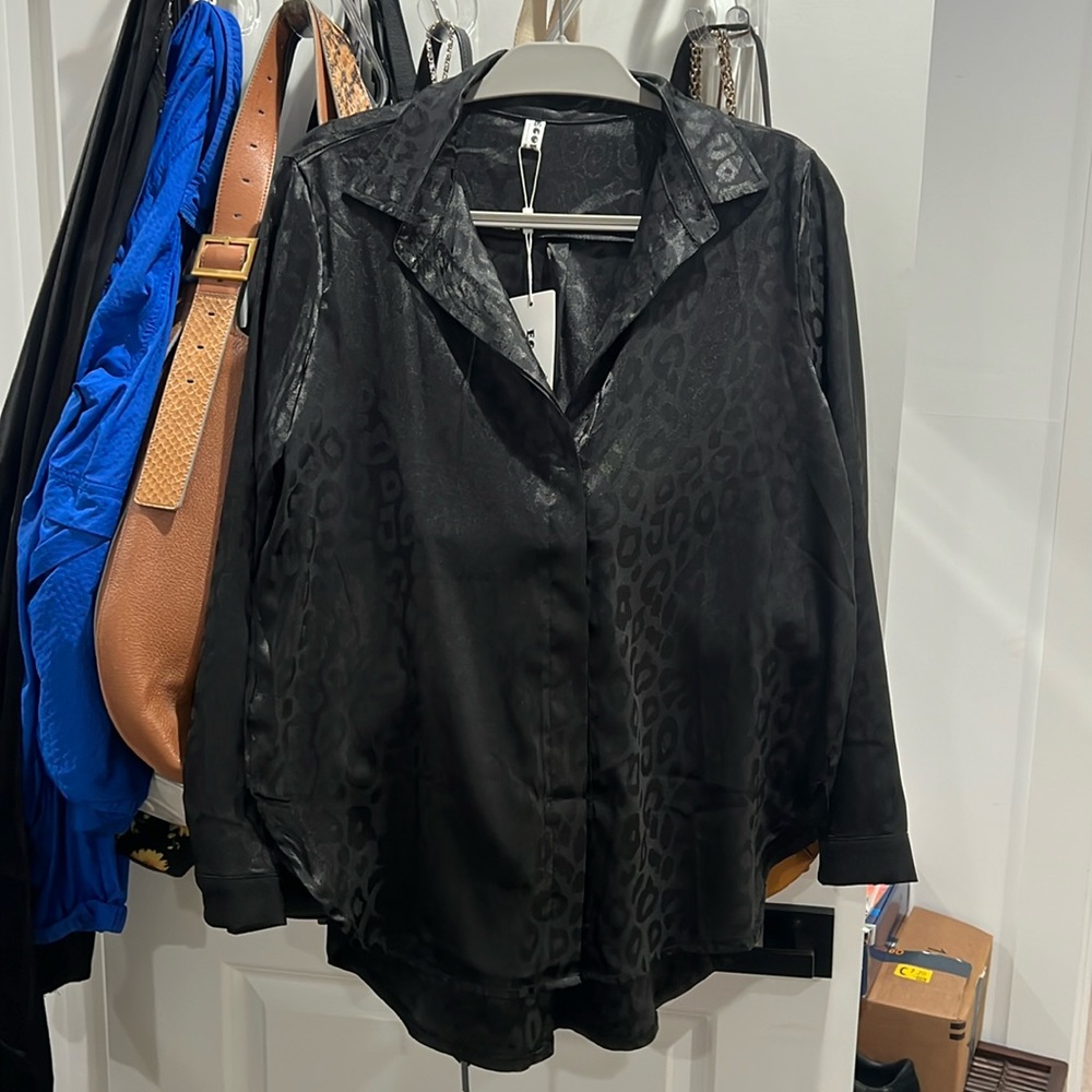 Ecowish size M black button up long sleeve cheetah 🐆 print